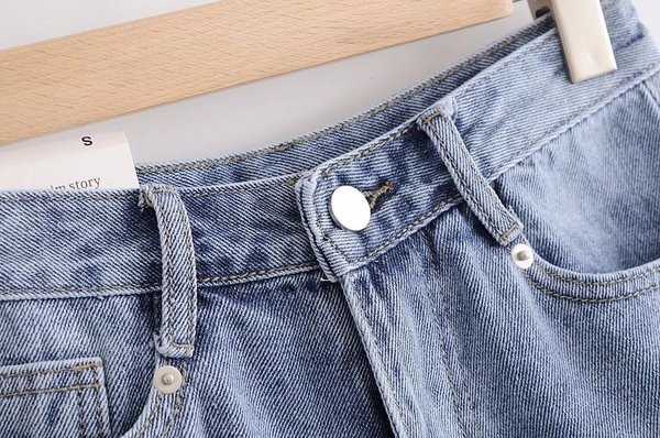 Blugi scurti rupti in doua culori