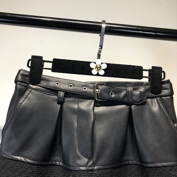 Pantaloni scurți eleganti de damă, cu piele ecologică și curea