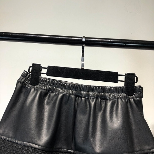 Pantaloni scurți eleganti de damă, cu piele ecologică și curea