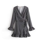 Rochie elegantă de damă, în dungi negre, cu decolteu în V