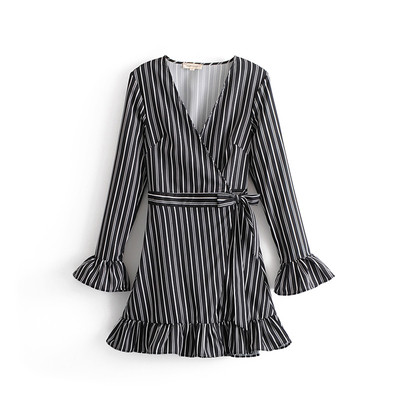 Rochie elegantă de damă, în dungi negre, cu decolteu în V