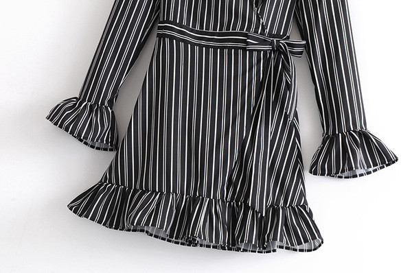 Rochie elegantă de damă, în dungi negre, cu decolteu în V