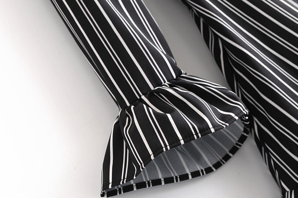 Rochie elegantă de damă, în dungi negre, cu decolteu în V