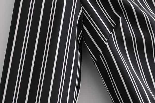 Rochie elegantă de damă, în dungi negre, cu decolteu în V