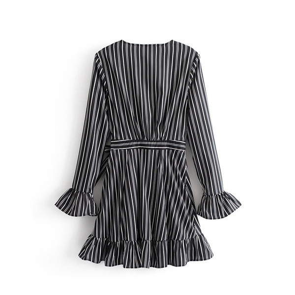 Rochie elegantă de damă, în dungi negre, cu decolteu în V