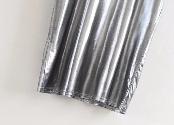 Tunica de dama simpla de culoare argintie cu decolteu O in stil liber