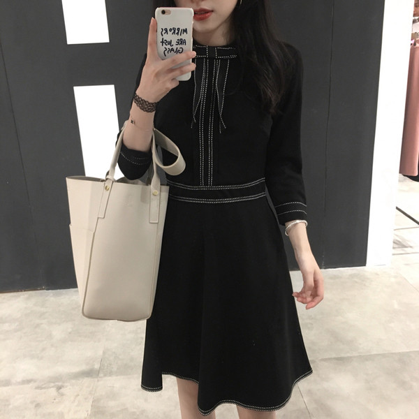 Стилна дамска рокля с 3/4 ръкав разкроена с панделка в черен цвят