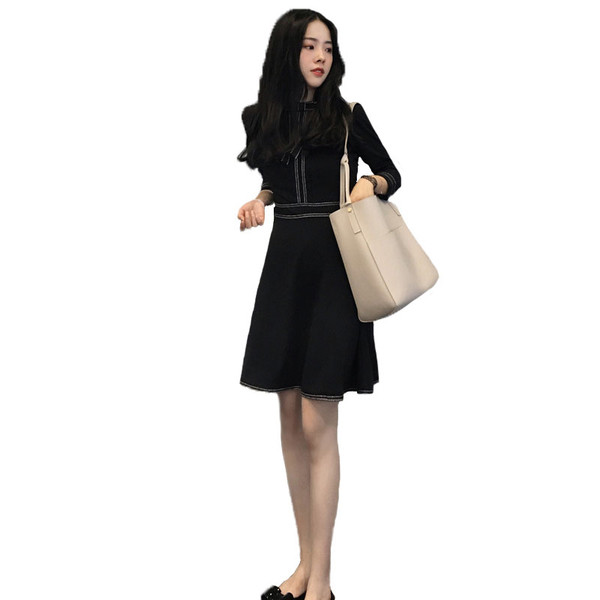 Стилна дамска рокля с 3/4 ръкав разкроена с панделка в черен цвят