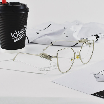 Нов модел ХИТ дамски очила,слънчеви и без диоптър с метална декорация и верижки,различни модели в няколко цявята