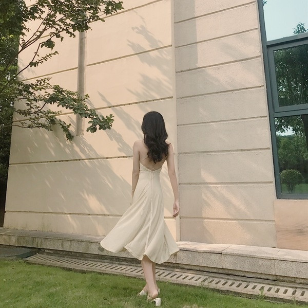 Стилна дамска рокля с кръстосани презрамки с V-образно деколте под коляното