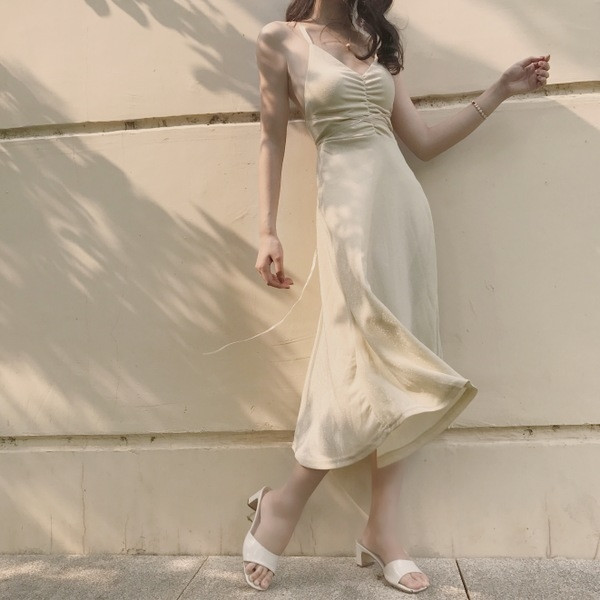 Стилна дамска рокля с кръстосани презрамки с V-образно деколте под коляното