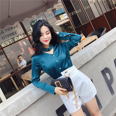 Set de tricou de damă elegant cu mâneci lungi și decolteu în V și pantaloni scurți cu elemente metalice