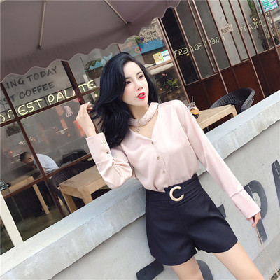 Set de tricou de damă elegant cu mâneci lungi și decolteu în V și pantaloni scurți cu elemente metalice