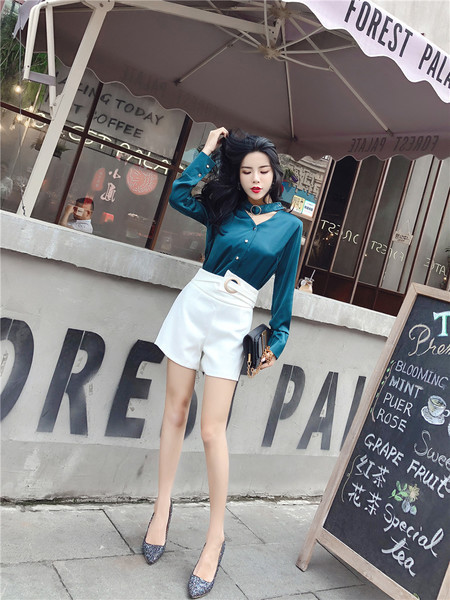 Стилен дамски комплект тениска с дълъг ръкав и V-образно деколте и къс панталон с метални елементи