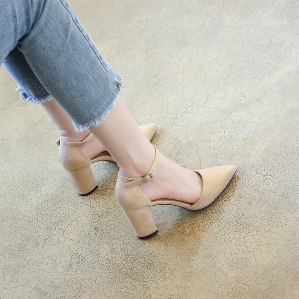 Велурени заострени дамски обувки с дебел ток и каишка в няколко цвята