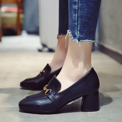 Модерни дамски обувки с дебел ток и каишка с метална декорация