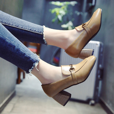 Модерни дамски обувки с дебел ток и каишка с метална декорация