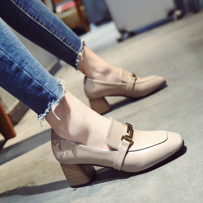 Модерни дамски обувки с дебел ток и каишка с метална декорация