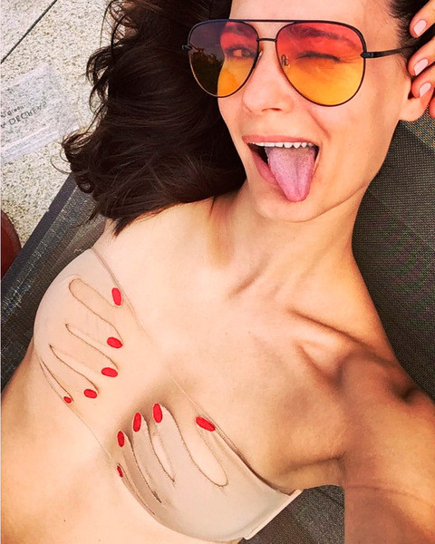 Хит бански костюм с от две части с много интересна горна част