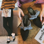 Модерни дамски остри обувки с отворена пета и голяма карирана панделка