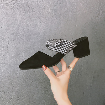 Модерни дамски остри обувки с отворена пета и голяма карирана панделка