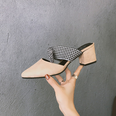 Модерни дамски остри обувки с отворена пета и голяма карирана панделка