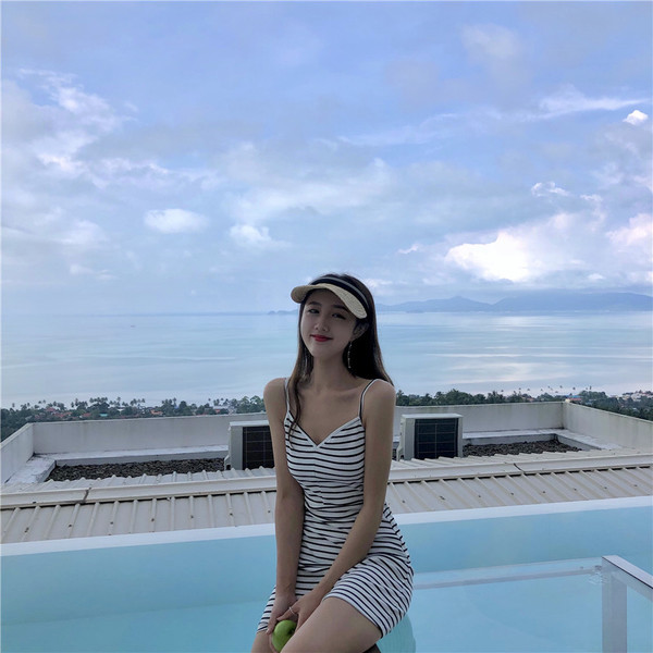 Ежедневна дамска рокля с V-образно деколте над коляното - няколко цвята