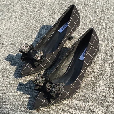 Άνετα γυναικεία παπούτσια σε γκρι και μαύρο χρώμα με κορδέλα