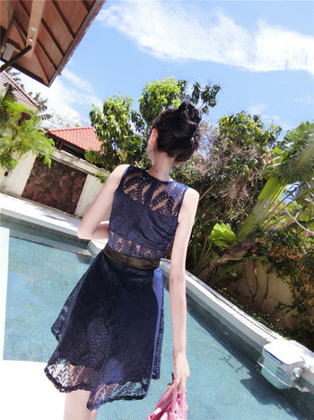 Стилна дамска разкроена рокля с дантела в два цвята