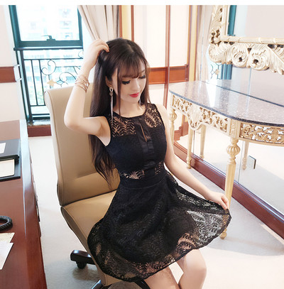 Стилна дамска разкроена рокля с дантела в два цвята