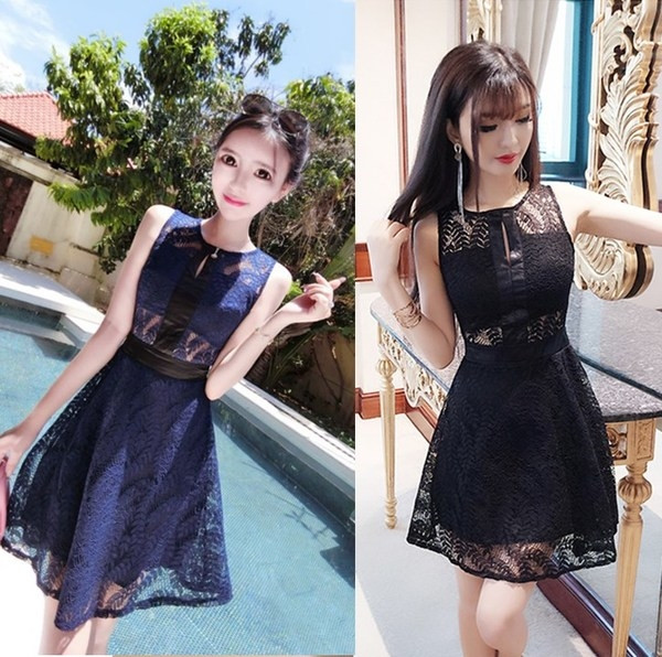 Стилна дамска разкроена рокля с дантела в два цвята