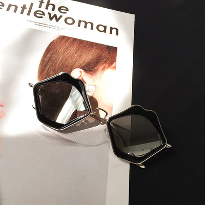 НОВИ! Свежи дамски слънчеви очила под формата на целувка в няколко цвята