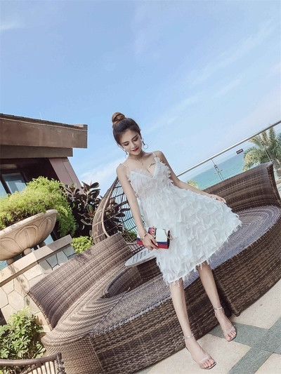 Стилна дамска рокля с V-образно деколте с тънки презрамки в бял, розов и черен цвят