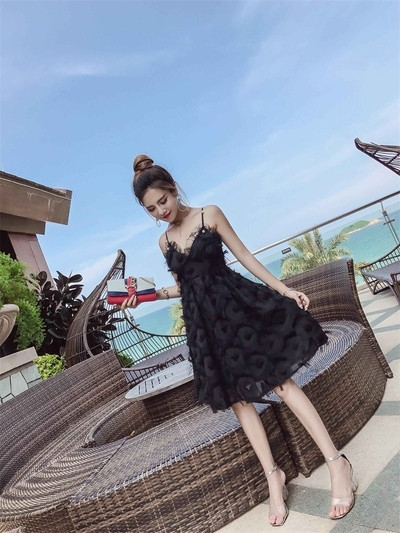 Стилна дамска рокля с V-образно деколте с тънки презрамки в бял, розов и черен цвят