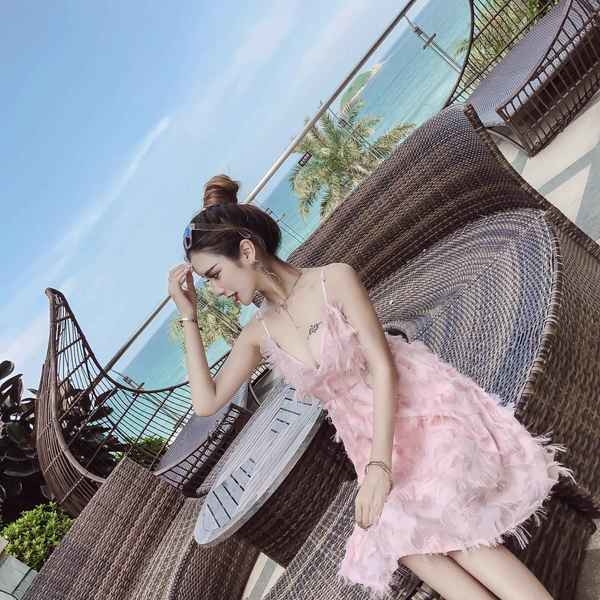 Стилна дамска рокля с V-образно деколте с тънки презрамки в бял, розов и черен цвят