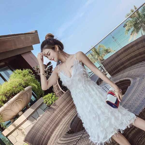 Стилна дамска рокля с V-образно деколте с тънки презрамки в бял, розов и черен цвят