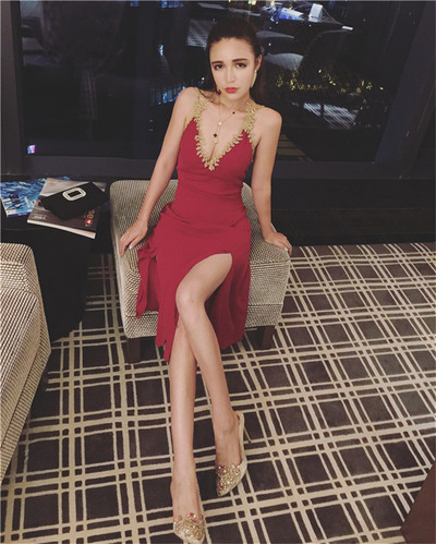 Стилна дамска рокля с тънки презрамки с V-образно деколте с цепка в червен цвят