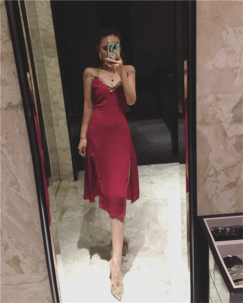Стилна дамска рокля с тънки презрамки с V-образно деколте с цепка в червен цвят