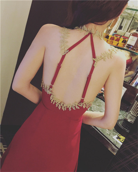 Стилна дамска рокля с тънки презрамки с V-образно деколте с цепка в червен цвят