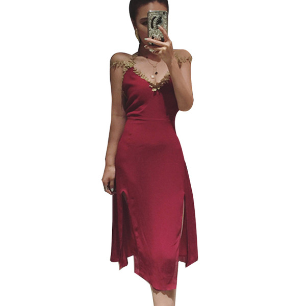 Стилна дамска рокля с тънки презрамки с V-образно деколте с цепка в червен цвят
