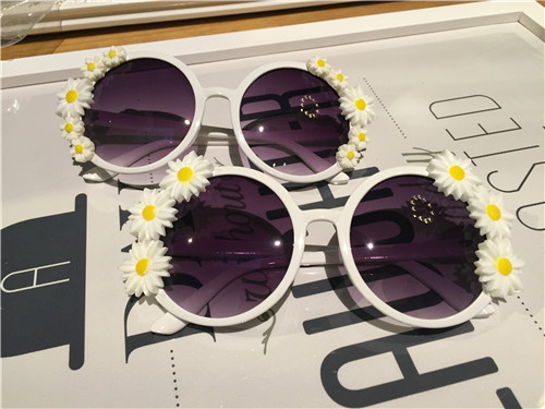 НОВИ!Много нови модели и различни дамски слънчеви очила с 3D декорации и камъни