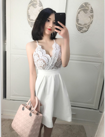 Стилна дамска рокля с V-образно деколте разкроена в бял цвят