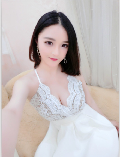 Стилна дамска рокля с V-образно деколте разкроена в бял цвят