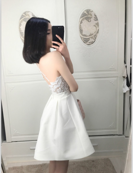 Стилна дамска рокля с V-образно деколте разкроена в бял цвят