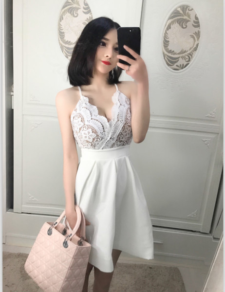 Стилна дамска рокля с V-образно деколте разкроена в бял цвят