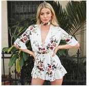 Salopetă de vară de damă cu decolteu în V adânc de culoare albă cu motive florale