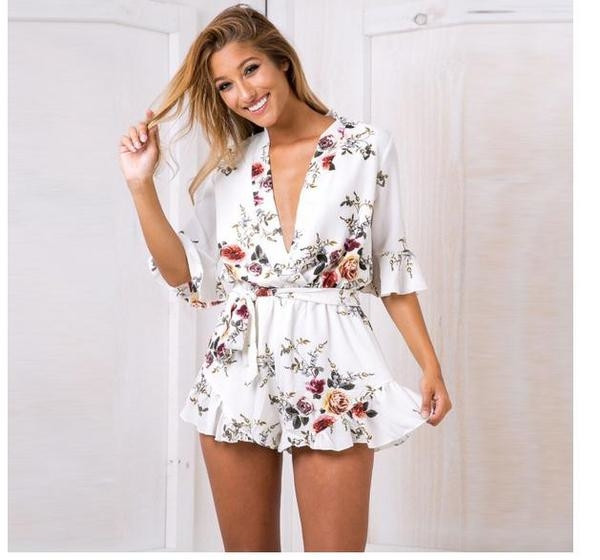 Летен дамски гащеризон с дълбоко V-образно деколте в бял цвят с флорални мотиви