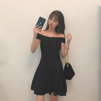 Стилна дамска рокля къса разкроена в два цвята