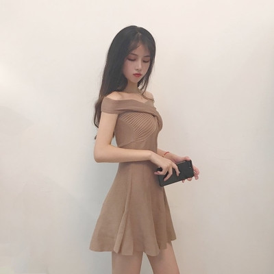 Стилна дамска рокля къса разкроена в два цвята