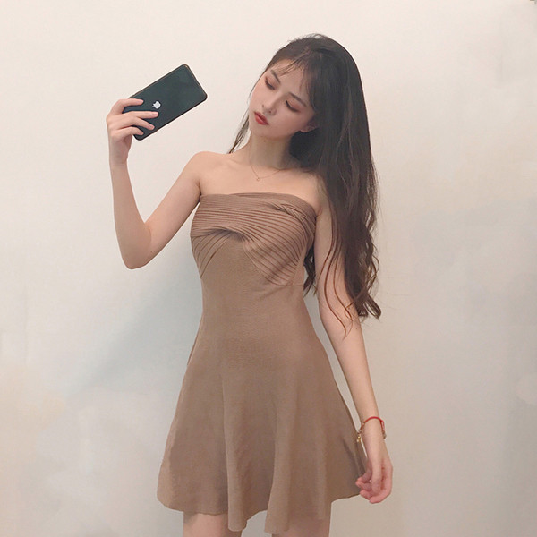 Стилна дамска рокля къса разкроена в два цвята